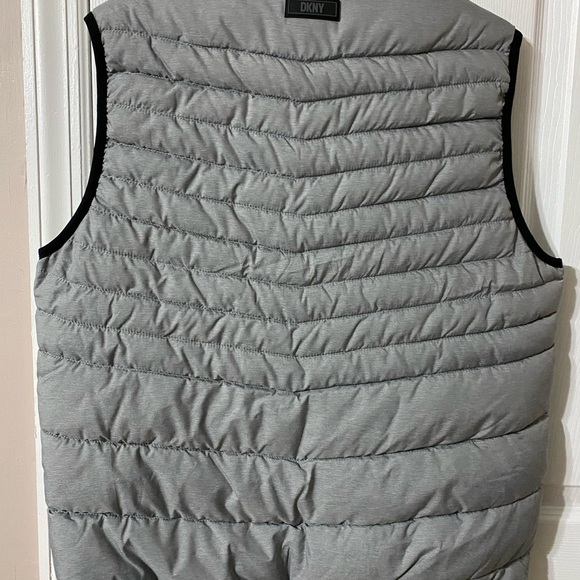 Men’s DKNY Oakland Puffer Vest Size Medium (NWT).  MSRP $98.50 - Picture 5 of 10